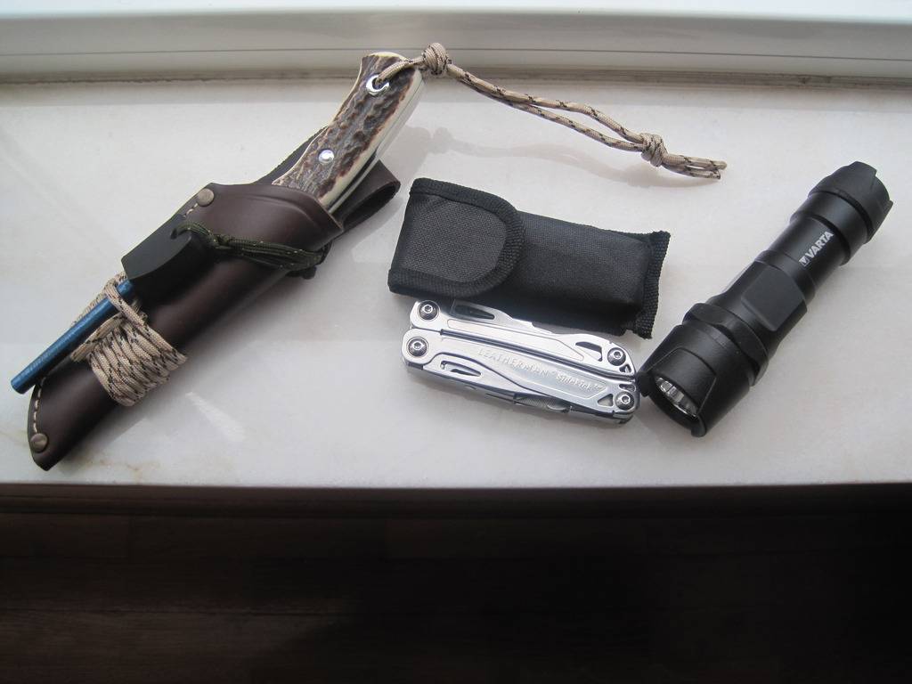 ALGUNOS DE MIS REGALOS DE NAVIDAD Cudeman%20143C-%20Leatherman%20Sidekick-%20Varta%20Indestructible%201_zpsrc39vwqd