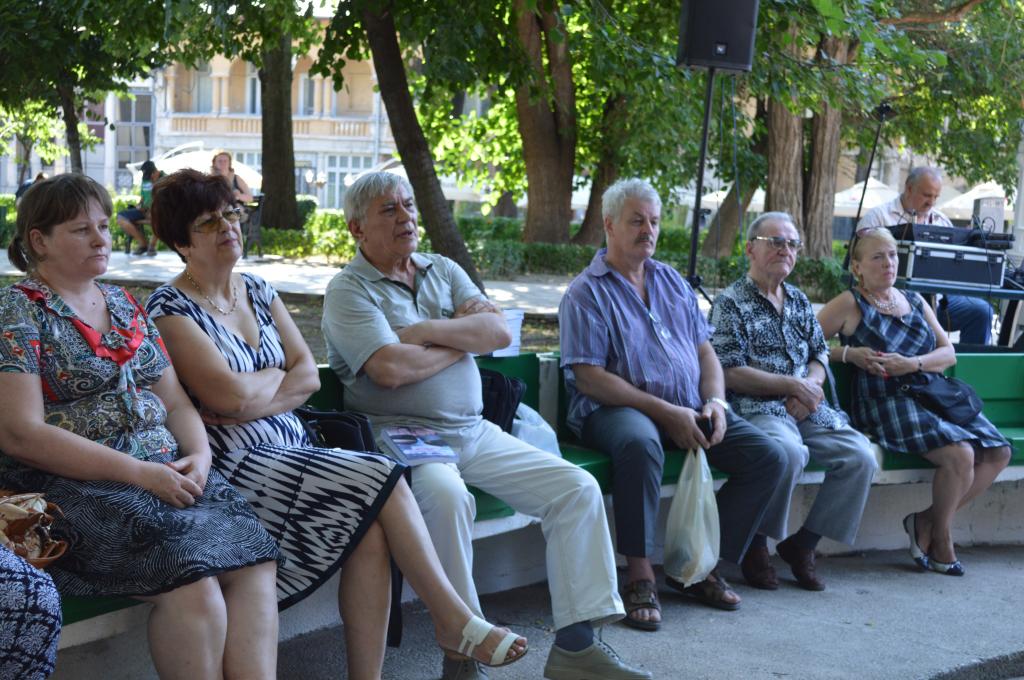 28 iulie 2014 -  lansări de carte  la Biblioteca Estivală din Parcul „Mihai Eminescu“ 4-025_zps08f96fdf