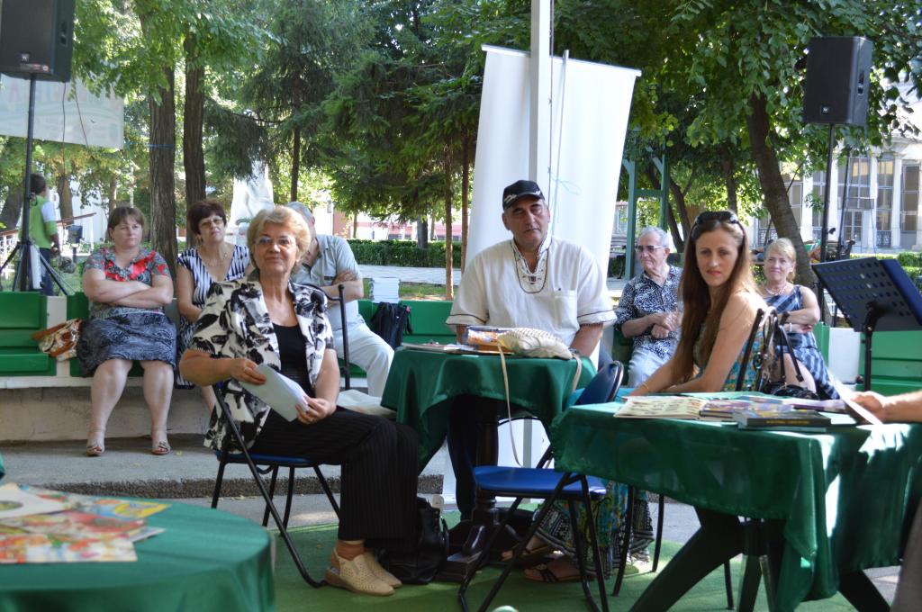 28 iulie 2014 -  lansări de carte  la Biblioteca Estivală din Parcul „Mihai Eminescu“ 4-038_zps51d18766