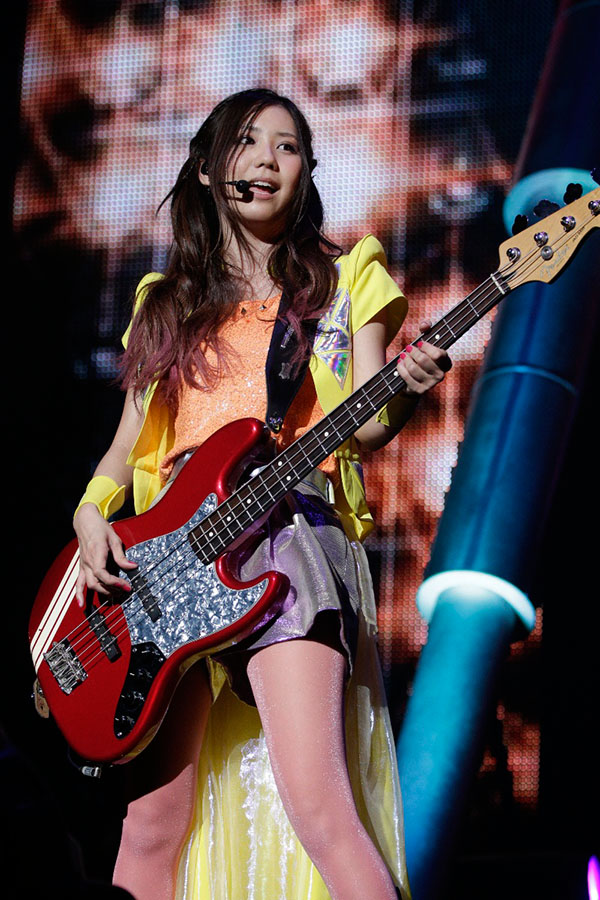 SCANDAL OSAKA-JO HALL 2013「Wonderful Tonight」 - Page 3 Scandal-osaka-jo-hall-tomomi_zpsd73a5ba2