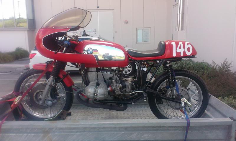 C'est ici qu'on met les bien molles....BMW Café Racer - Page 27 IMAG08691_zps9eab9c8d