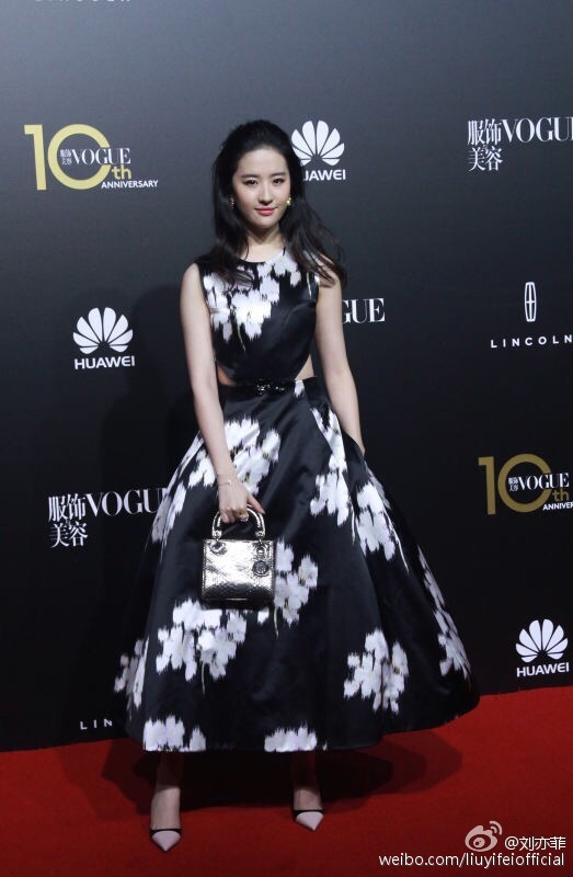 Yifei's Sina ก.ย.- ธ.ค. 2558 - Page 2 Sina27102015.3_zpslkkbetku