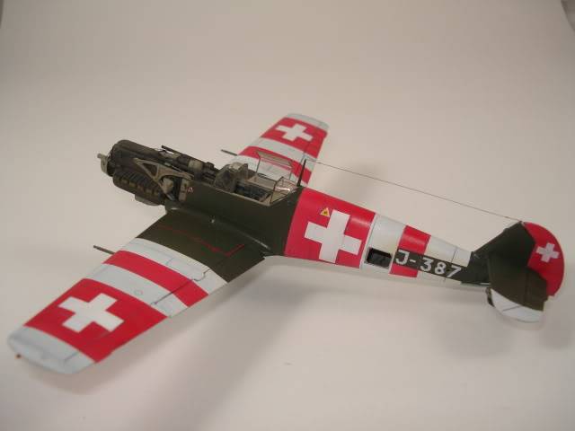 Messerschmitt BF 109E [academy] 1/72 - Suisse - Page 2 DSC05572