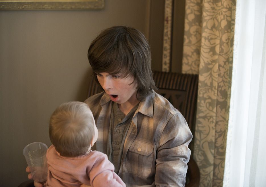 Behind the scenes [Actors and Actresses, make-up.. etc]  - Page 3 The-walking-dead-episode-513-behind-the-scenes-chandler-riggs-935_zpsvmiobas6