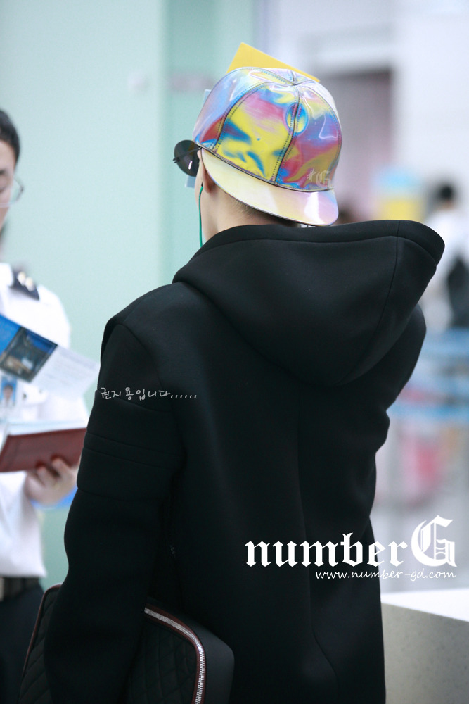 [15/07/13][Pho] G-Dragon @ Sân bay Incheon đến New York 130713gd_numberg07_zpsc2dbf337