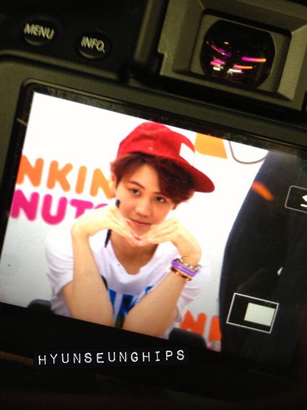 [PICS] [16.06.13] YoSeob @Dunkin Donuts fansign BM3CcbpCUAAtA3X_zpsb0e62030