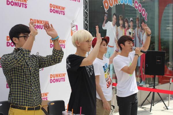 [PICS] [16.06.13] Doo Joon @Dunkin Donuts fansign BM3FbG-CQAEXz0l_zpsfced015c