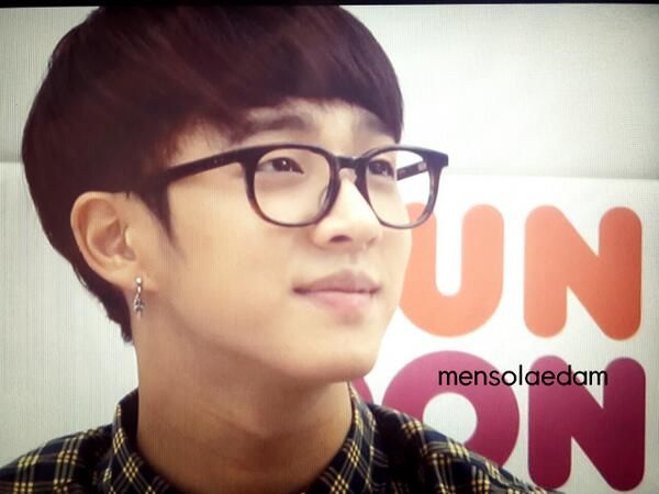 [PICS] [16.06.13] Gikwang @ Dunkin’ Donuts fansign BM3MChKCMAAg46n_zps9a0aa6a1