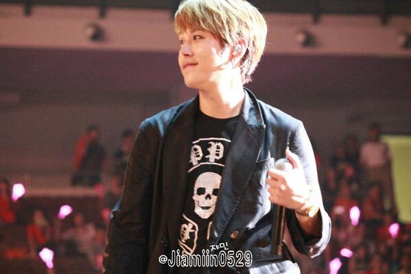 [PICS] [27.06.13] Junhyung @ AIA Kpop Concert BN0eM-ACMAAFeIw_zps7a7996d5