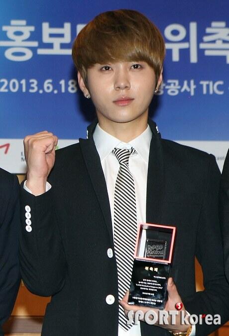 [PICS][18.06.13] Junhyung @ KTO TIC, KTO Ambassador BNBg7QqCMAAcdIB_zps0a69e213