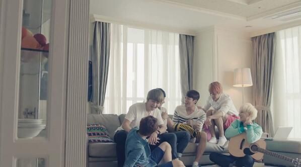 [PICS] [05.07.13]BEAST SHINSEGAE DUTY FREE Capture BOZ4lVpCMAEh1G6_zpsffa46998