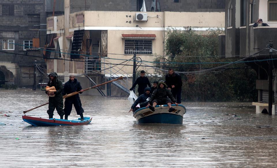 آثار المنخفض الجوي الذي ضرب فلسطين وتشريد العشرات من العائلات في غزة من بيوتها وجهود طواقم الدفاع المدني و المواطنين و فصائل المقاومة في مساعدة المتضررين و جهود 1472943_10151796686336485_1685721892_n_zps62a5bb26