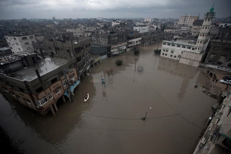 آثار المنخفض الجوي الذي ضرب فلسطين وتشريد العشرات من العائلات في غزة من بيوتها وجهود طواقم الدفاع المدني و المواطنين و فصائل المقاومة في مساعدة المتضررين و جهود 1497697_10151796683786485_784135038_n_zps05454734