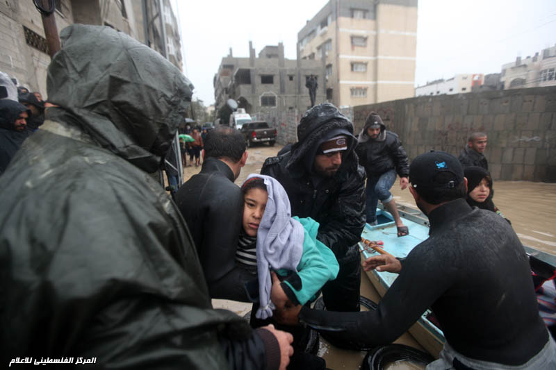 آثار المنخفض الجوي الذي ضرب فلسطين وتشريد العشرات من العائلات في غزة من بيوتها وجهود طواقم الدفاع المدني و المواطنين و فصائل المقاومة في مساعدة المتضررين و جهود IMG_4988_zps41256491