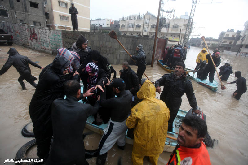 آثار المنخفض الجوي الذي ضرب فلسطين وتشريد العشرات من العائلات في غزة من بيوتها وجهود طواقم الدفاع المدني و المواطنين و فصائل المقاومة في مساعدة المتضررين و جهود IMG_4995_zps063f064b