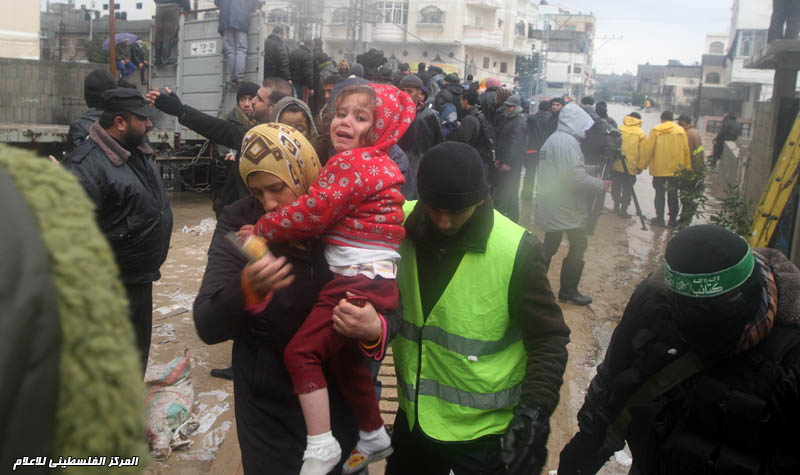 آثار المنخفض الجوي الذي ضرب فلسطين وتشريد العشرات من العائلات في غزة من بيوتها وجهود طواقم الدفاع المدني و المواطنين و فصائل المقاومة في مساعدة المتضررين و جهود IMG_9759_zps3a3e9631