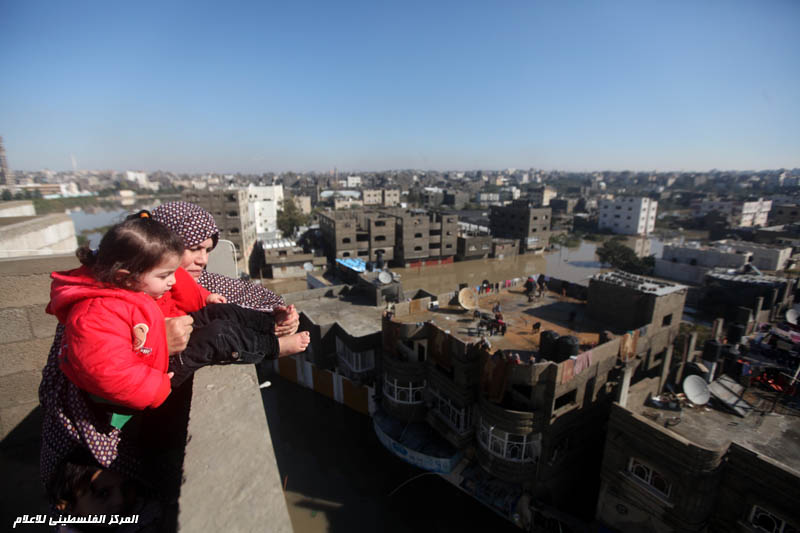 آثار المنخفض الجوي الذي ضرب فلسطين وتشريد العشرات من العائلات في غزة من بيوتها وجهود طواقم الدفاع المدني و المواطنين و فصائل المقاومة في مساعدة المتضررين و جهود IMG_9856_zps98464b15