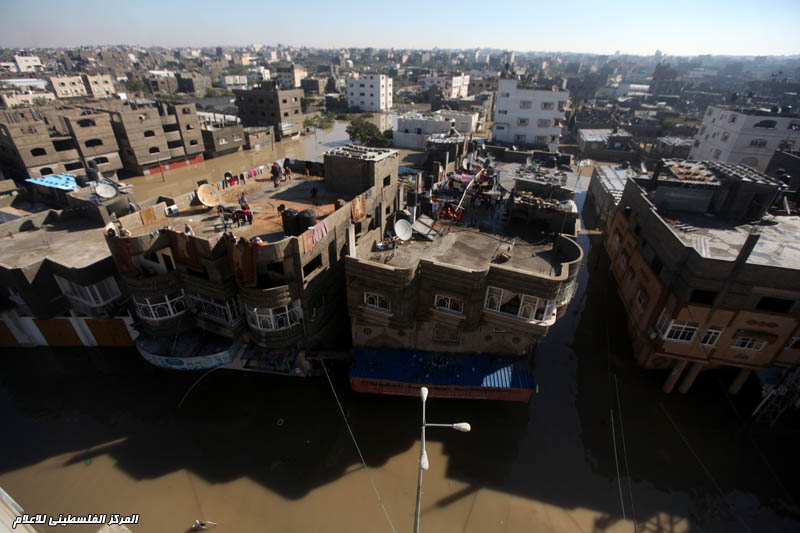 آثار المنخفض الجوي الذي ضرب فلسطين وتشريد العشرات من العائلات في غزة من بيوتها وجهود طواقم الدفاع المدني و المواطنين و فصائل المقاومة في مساعدة المتضررين و جهود IMG_9860_zps24e77060