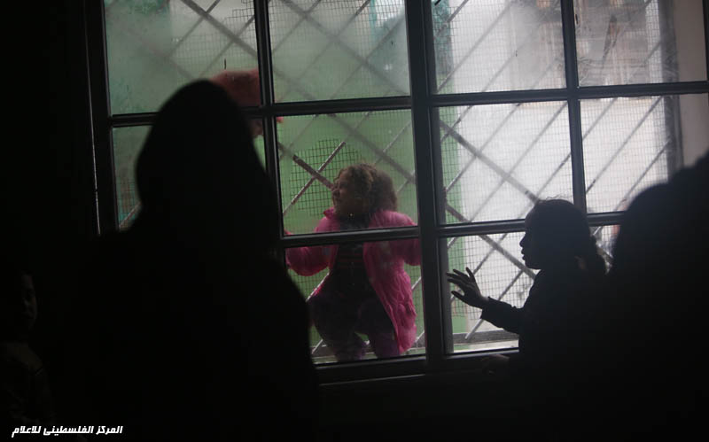 آثار المنخفض الجوي الذي ضرب فلسطين وتشريد العشرات من العائلات في غزة من بيوتها وجهود طواقم الدفاع المدني و المواطنين و فصائل المقاومة في مساعدة المتضررين و جهود JB4A0063_zpsa3c8f74d