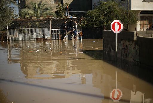 آثار المنخفض الجوي الذي ضرب فلسطين وتشريد العشرات من العائلات في غزة من بيوتها وجهود طواقم الدفاع المدني و المواطنين و فصائل المقاومة في مساعدة المتضررين و جهود Sz7e61ce_zpsccd49ca5