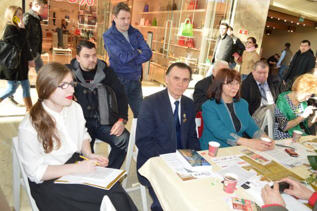 12 MARTIE 2014, participarea Asociatiei Universul Prieteniei la Targul de carte LIBREX- Iasi 10-004_zps666728cc