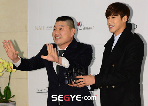 {16.12.2012} Yunho au Mariage de Hong Rok Gi 121216Yunho-HoRokGiwedding19_zps69db7788