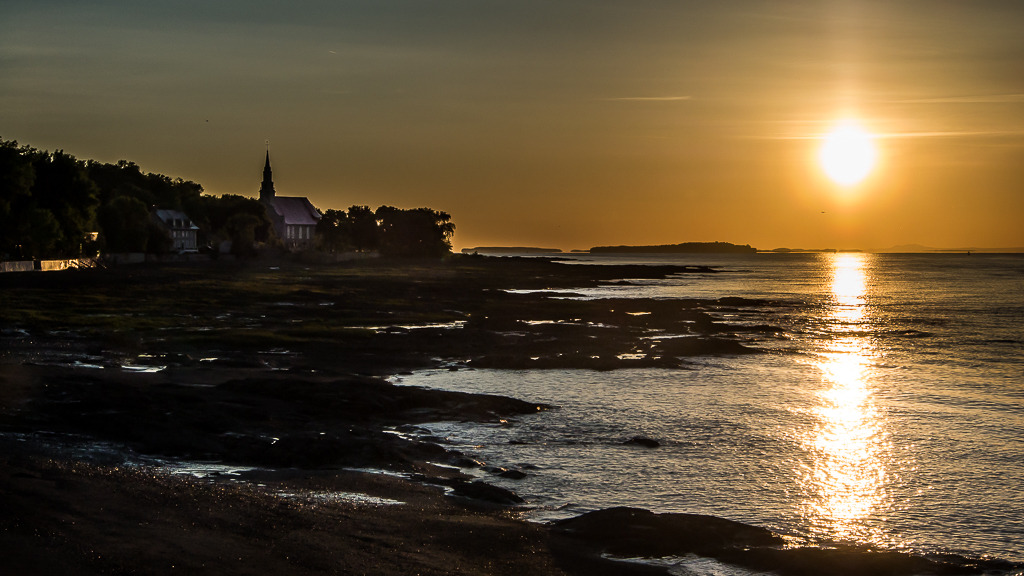 Lever de soleil sur l'église de St-Jean Ile%20139_zpspwhn0rcr