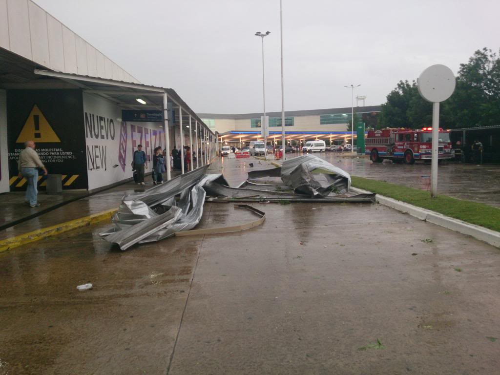 DAÑOS EN EL AEROPUERTO DE EZEIZA POR LA ULTIMA TORMENTA DSC_0170_zps92225f45