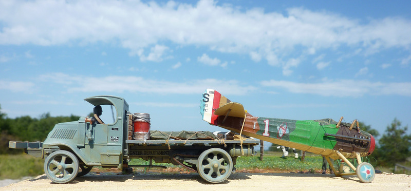 "Sacré nid de poule" avec le Spad de Eddie Rickenbacker et un Mack AC P1040711%20bis_zpsqsnfzq6x