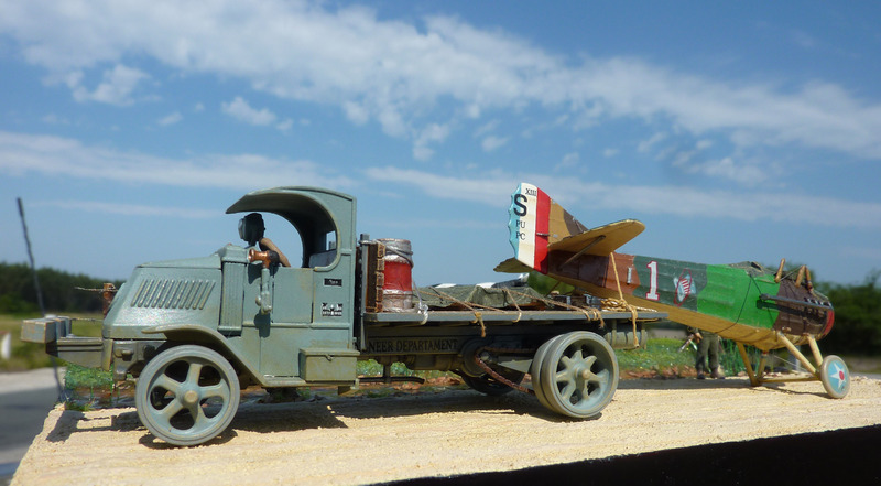 "Sacré nid de poule" avec le Spad de Eddie Rickenbacker et un Mack AC P1040712%20bis_zpsjqngdj0l