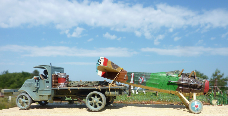 "Sacré nid de poule" avec le Spad de Eddie Rickenbacker et un Mack AC P1040713%20bis_zpsvikshpzk