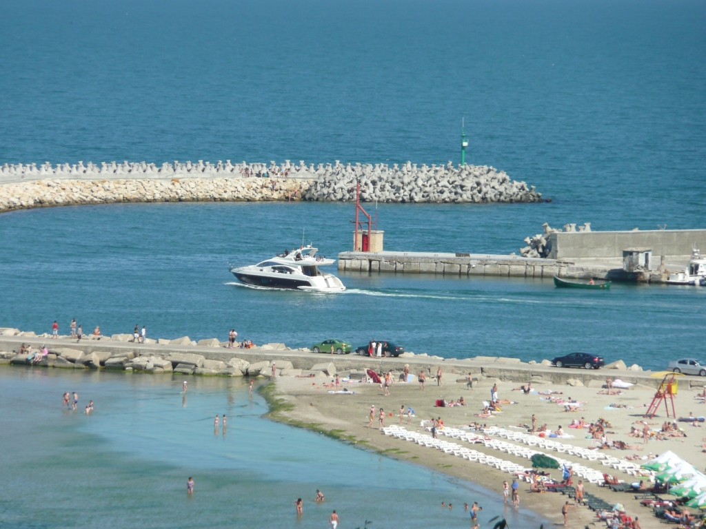 CONSTANTA: PLAJA MODERN SI ZONELE CU IESIRE LA MARE  Tomis_zpsf369e795