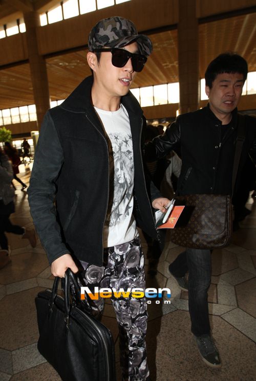 [PICS] [20.2.13] Doo Joon @ Gimpo airport to Japan 128_zpscf33fa56