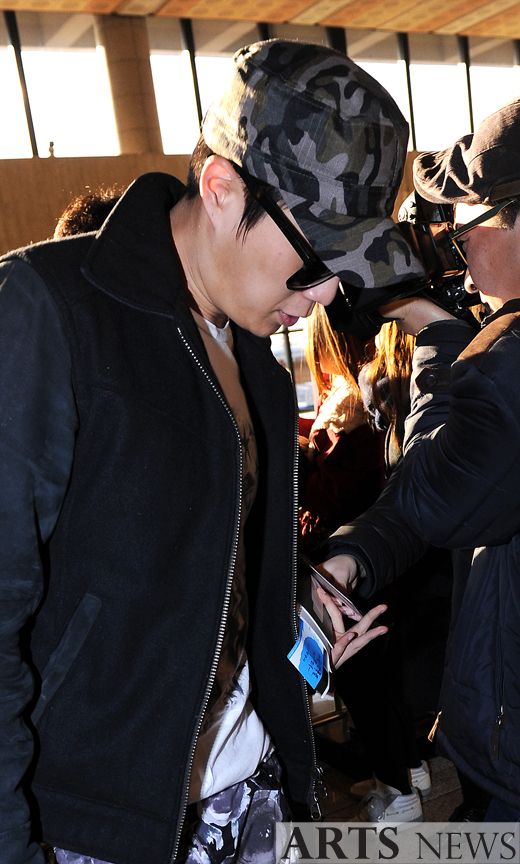 [PICS] [20.2.13] Doo Joon @ Gimpo airport to Japan 15_zps35687b9a