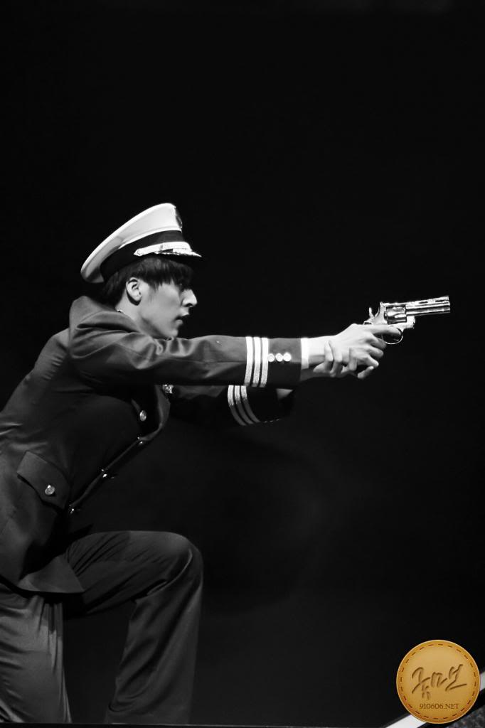 [PICS+VIDS] [05.02.13] Dongwoon @ Catch me if you can musical R8_zps45c95ee0