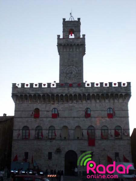 Fotos del posible castillo de los Vulturi!  (9/Junio Clocktower-door-flags