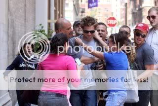 OMG atacan las FANS a Rob en New York 15/Junio Hu