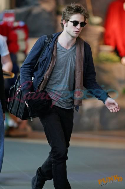 Robert en el aeropuerto!  18/Mayo Pattinson-leaves-16-18may09