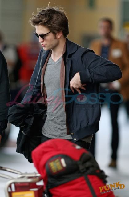 Robert en el aeropuerto!  18/Mayo Pattinson-leaves-18-18may09