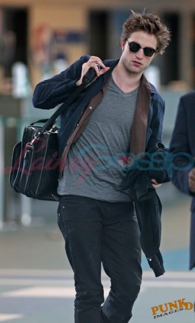 Robert en el aeropuerto!  18/Mayo Pattinson-leaves-8-18may09