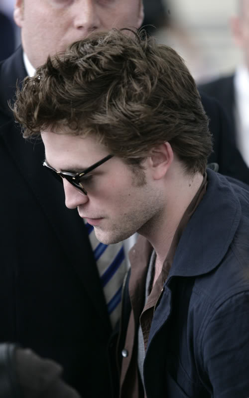 Robert en el aeropuerto!  18/Mayo Robert-pattinson-5189-1