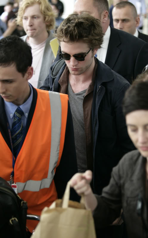 Robert en el aeropuerto!  18/Mayo Robert-pattinson-5189-3