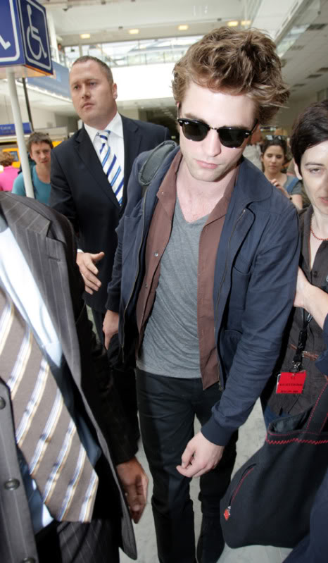 Robert en el aeropuerto!  18/Mayo Robert-pattinson-5189-8