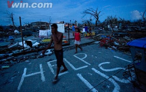 Người dân Philippines cầu cứu sau cơn bão Haiyan Haiyan2-1_zpsf789be61