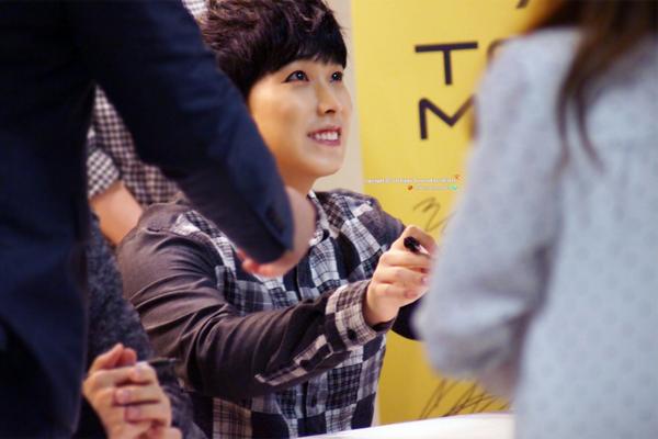 [141002]  TonyMoly Fansign event - Página 2 141002twosung2_zpsdcbc433a