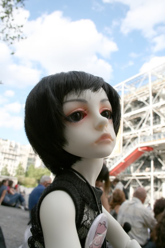 .An, Gara, Linciel et Piyo... devant le Centre Pompidou, 4/8 45