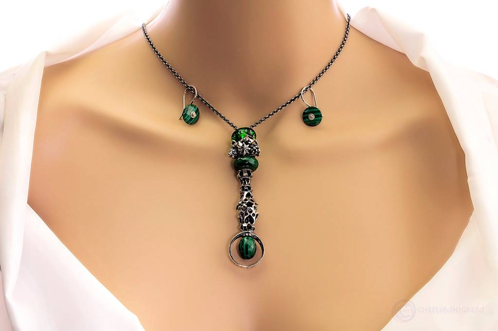 Christmas Malachite Queen of Hearth TB%20CXhristmas%202015%20FN%20necklace%20amp%20earings%20copy_zpsigsxr7kh
