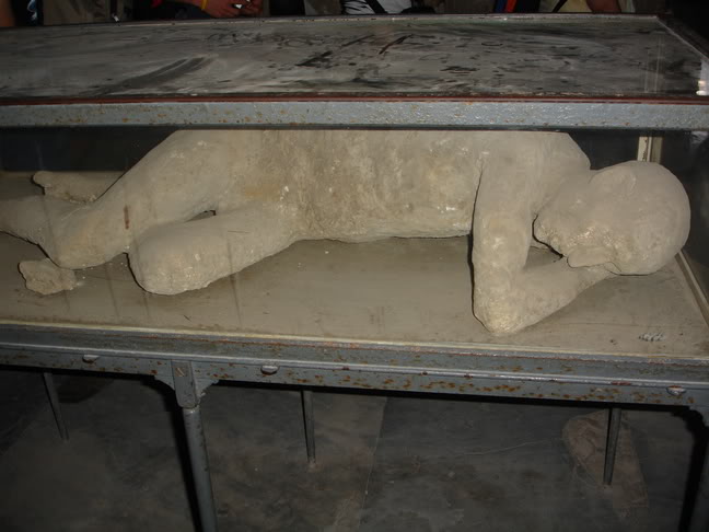 مدينة بومبي الايطالية PlasterCastofPompeiiVictim2