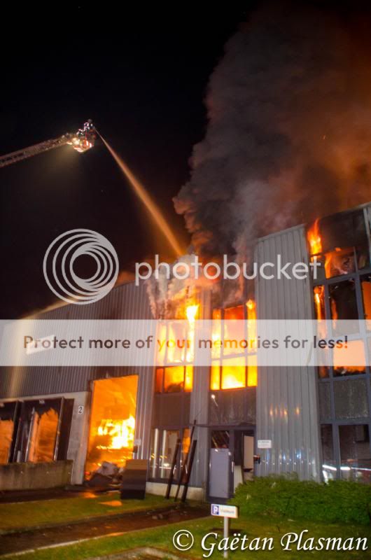 Important incendie à Braine l'Alleud (13/03/2014 + photos) DSC_4017