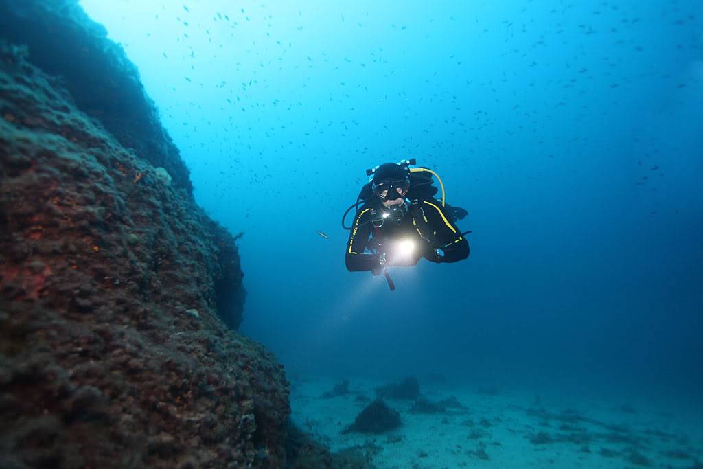 [cr] plongée sur le sec des Suisses Agay Ag0960